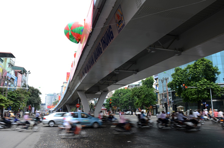 Chiếu sáng cầu vượt Đại Cồ Việt - Trần Khát Chân